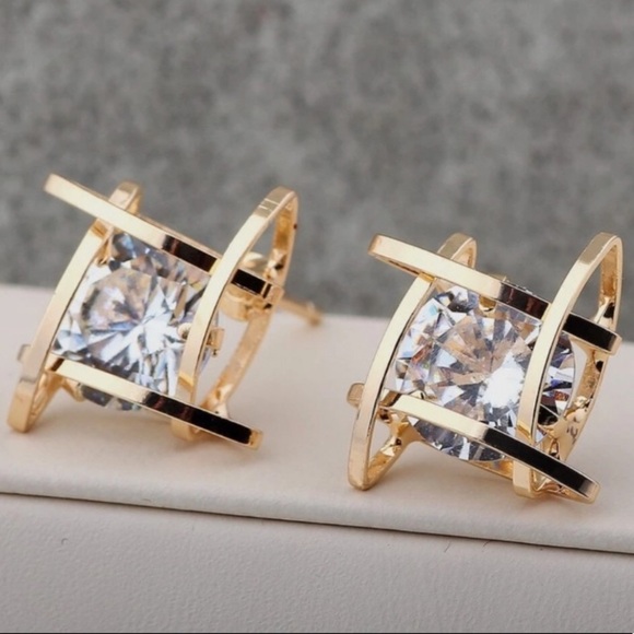¥ NEW GOLD TONE 3D CAGED DIAMOND STUD EARRINGS - Picture 1 of 5